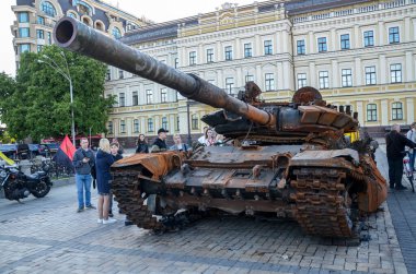 Yanan ve patlayan tank -72B, Kyiv 'deki imha edilmiş askeri araçların sergilendiği bir sergide Rus işgalcilere yapılan topçu saldırısı sonucu imha edildi. 