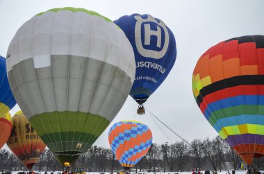 Ukrayna 'nın başkenti Kyiv' de düzenlenen havacılık festivalinde renkli sıcak hava balonları uçuyor