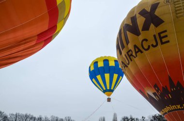 Ukrayna 'nın başkenti Kyiv' de düzenlenen havacılık festivalinde renkli sıcak hava balonları uçuyor