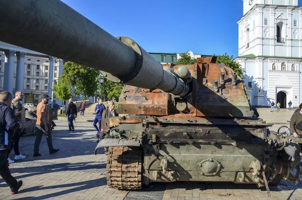 Ukrayna 'nın başkenti Kyiv' deki St. Michael Meydanı 'ndaki bir sergide Rus ordusunun askeri teçhizatını yok etti.