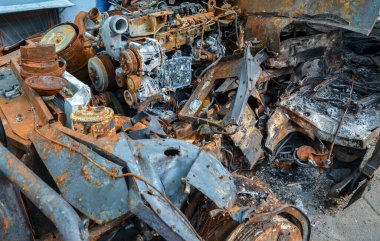 Çarpışmadan sonra Rus askeri aracında yanmış paslı motora yakın çekim