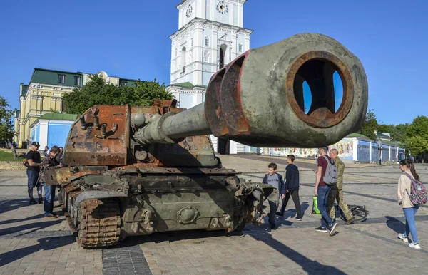 Ukrayna 'nın başkenti Kyiv' deki St. Michael Meydanı 'ndaki bir sergide Rus ordusunun askeri teçhizatını yok etti.