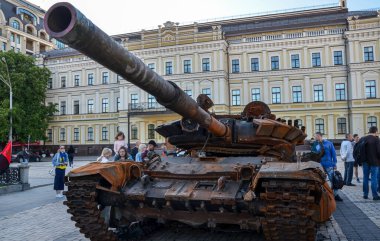 Yanan ve patlayan tank -72B, Kyiv 'deki imha edilmiş askeri araçların sergilendiği bir sergide Rus işgalcilere yapılan topçu saldırısı sonucu imha edildi. 