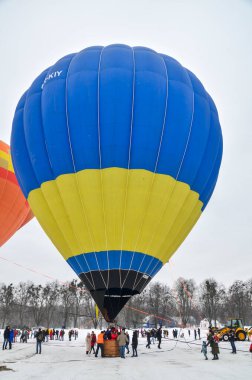 Kyiv Balon Festivali 'nde gökyüzüne karşı birbirlerine çok yakın renkli sıcak hava balonları.  