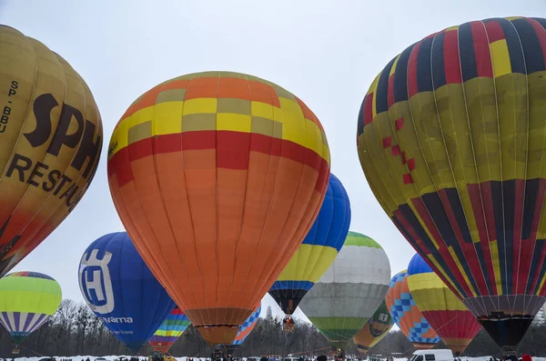 Färgglada Varmluftsballonger Mycket Nära Varandra Mot Himlen Kiev Ballooning Festival — Stockfoto