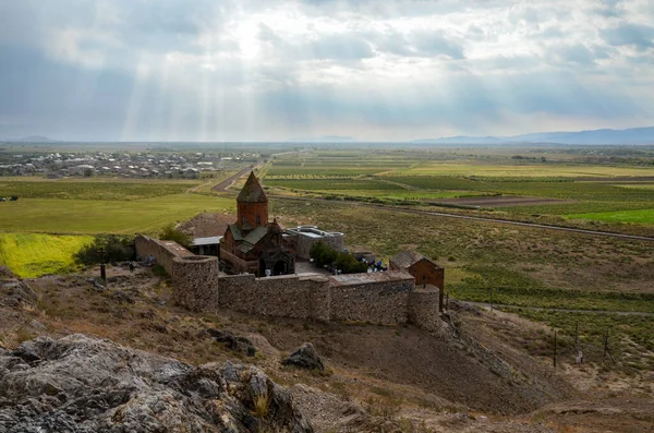 Khor Virap修道院和石头十字架位于Ararat山谷的山上 靠近土耳其边境 亚美尼亚 — 图库照片