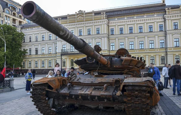 Yanan ve patlayan tank -72B, Kyiv 'deki imha edilmiş askeri araçların sergilendiği bir sergide Rus işgalcilere yapılan topçu saldırısı sonucu imha edildi. 