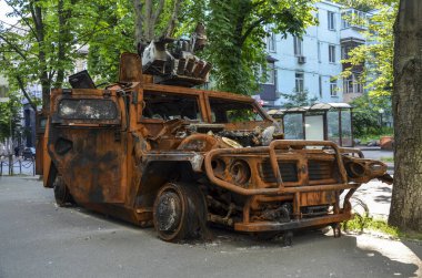 Ukrayna 'daki savaş sırasında Rus Tigr-M piyade araçları yakıldı ve imha edildi.