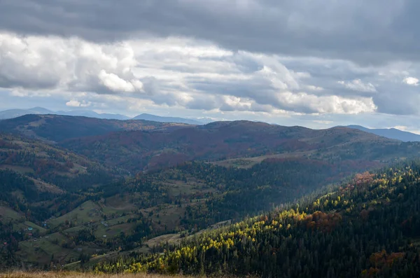 Beautiful Fall Colors Mountains Rolling Hills Forest Valley Cloudy Sky — Stockfoto