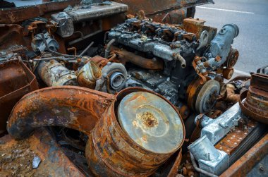 Çarpışmadan sonra Rus askeri aracında yanmış paslı motora yakın çekim