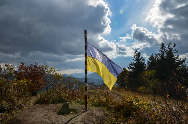 Державний Прапор України Махає Вітром Оточує Осінній Гірський Краєвид Під — стокове фото