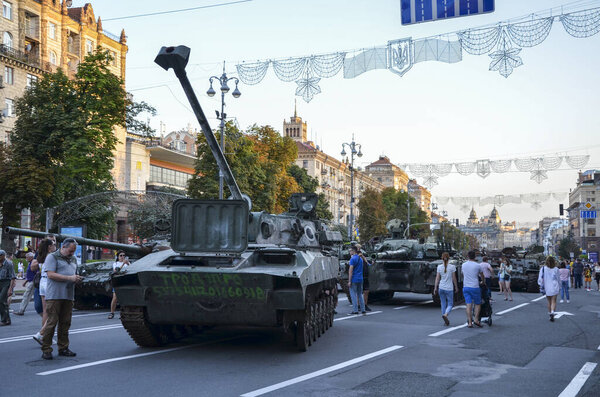 Люди ходят по улице Крещатик в Киеве во время выставки российской военной техники, уничтоженной украинскими войсками