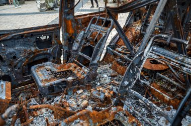 Rus işgalcilerin bombalanmasından sonra arabanın içi hasar gördü. Ukrayna 'da Savaş
