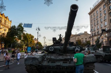 Rusya 'nın en modern T-90 tanklarından biri, Khreshchatyk' te ele geçirilen Rus teçhizatı ve imha sergileniyor.. 