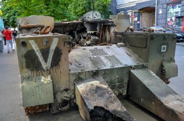 Yok edilen Rus BTR-MD amfibik zırhlı personel gemisi işgalciler gittikten sonra yandı.