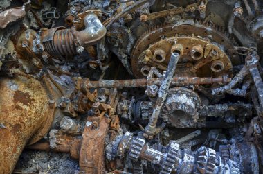 Ukrayna silahlı kuvvetlerinin çarpışmasından sonra imha edilmiş bir Rus BMD-2 savaş aracının motoruna yakın çekim.