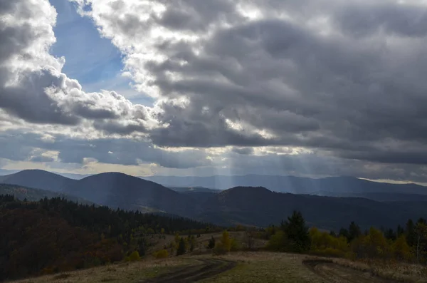 Szenische Herbstliche Berglandschaft Mit Lichtstrahlen Durch Bewölkten Himmel Karpaten Ukraine — Stockfoto