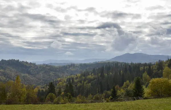 Szenischer Blick Auf Die Herbstliche Berglandschaft Mit Bunten Wäldern Unter — Stockfoto