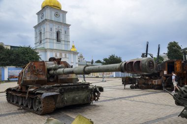 Yanmış ve ezilmiş Rus kendinden güdümlü howitzer 152 mm Msta-S Ukrayna 'da doring savaşını yok ediyordu.
