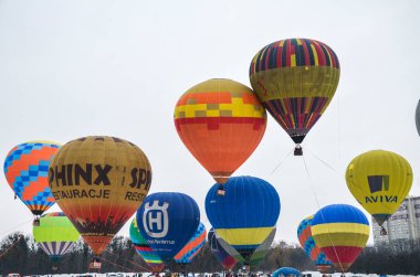 Festivalde gökyüzünde uçuşan renkli sıcak hava balonları. Macera ve eğlenceli tatil