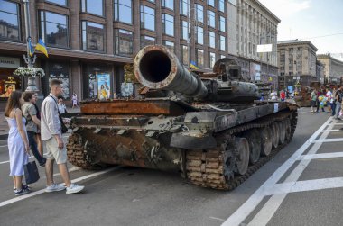 Bazı füzeler, yanmış Rus tankları ve diğer askeri araçlar Kyiv şehir merkezinde sergileniyor..