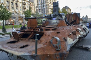 Ukraynalılar, Kyiv 'deki Khreshhatyk caddesini ziyaret ettiler ve burada imha edilmiş Rus askeri araçları sergilendi..