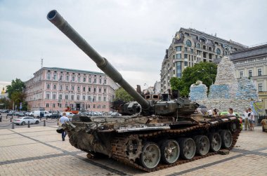 KYIV, UKRAINE - 16 AĞUSTOS 2022: T-90A ana savaş tankı (Rusya Federasyonu) Ukrayna Silahlı Kuvvetleri tarafından Ukrayna 'nın Kyiv kentindeki imha edilmiş Rus askeri teçhizatı sergisinde imha edildi.