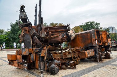 Yanmış ve etkisiz hale getirilmiş Pantsir-S1 Rus işgalcilerin kendi güdümlü uçaksavar füze sistemi.