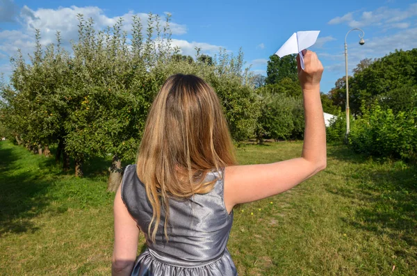 Молодая Женщина Сером Платье Держащая Руках Бумажные Самолеты Готовится Броску — стоковое фото