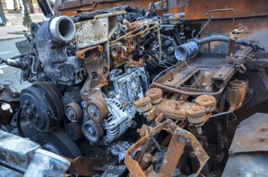 Çarpışmadan sonra Rus askeri aracında yanmış paslı motora yakın çekim