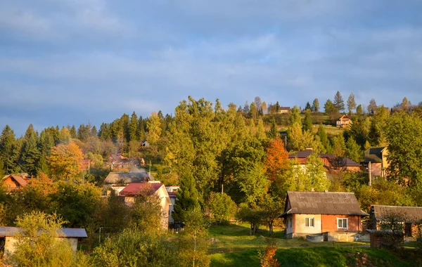 Herbstliche Karpatenartige Dorflandschaft Mit Gästehäusern Einem Berghang Zwischen Bunten Bäumen — Stockfoto
