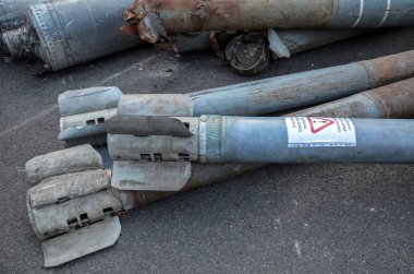 Yokedilmiş Rus askeri teçhizatının sergilendiği Khreshhatyk caddesinde sergilenen çoklu fırlatma roket sisteminden füzeler