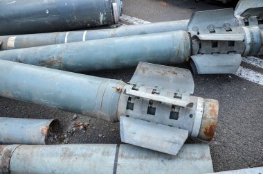 Yokedilmiş Rus askeri teçhizatının sergilendiği Khreshhatyk caddesinde sergilenen çoklu fırlatma roket sisteminden füzeler