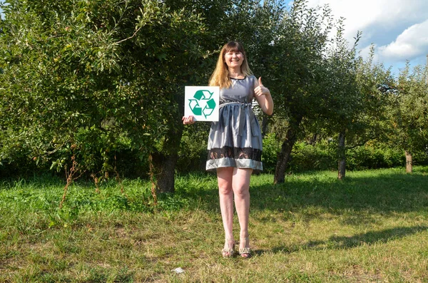 Smiling Volunteer Young Woman Grey Dress Holding Recycling Sign Natural — 스톡 사진