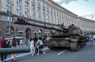Kyiv 'deki Khreshchatyk caddesinde Rus askeri teçhizatının sergilendiği bir sergide Msta-S' nin yanmış ve tahrip edilmiş şekilde sergilendi.
