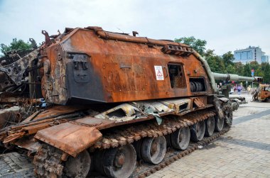 Ukrayna 'nın başkenti Kyiv' deki Aziz Michaels Meydanı 'nda imha edilmiş Rus askeri teçhizatının sergilendiği sırada yanmış ve tahrip edilmiş kendinden itişli Msta-S Howitzer.