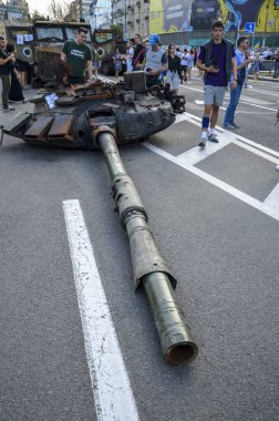 Kyiv 'deki Khreshchatyk Caddesi' ndeki Rus işgalcilerin hava indirme aracının parçalanmış ve parçalanmış tareti.