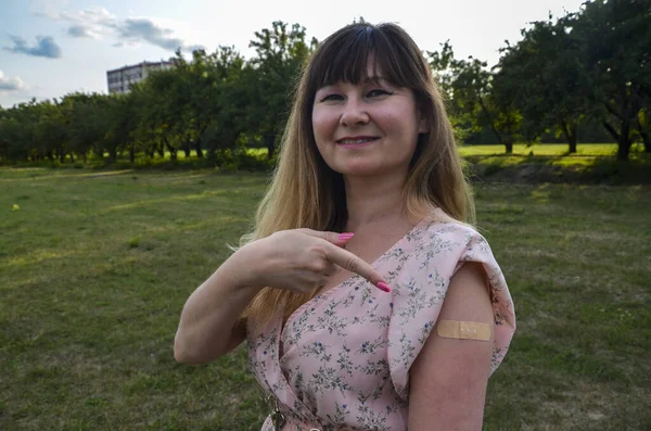 Femme Vaccinée Montrant Plâtre Sous Main Après Avoir Reçu Injection — Photo