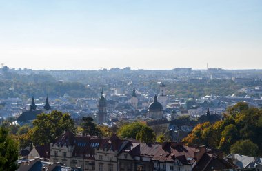 Ukrayna 'nın Lviv kentindeki tarihi şehir merkezinde kiliseleri ve katedralleri olan eski kamaraların hava panoramik manzarası.. 