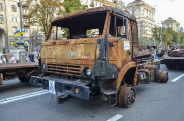 Ukraynalılar, Kyiv 'deki Khreshhatyk caddesini ziyaret ettiler ve burada imha edilmiş Rus askeri araçları sergilendi..