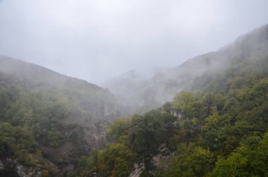 Derin vadideki terk edilmiş mağara şehri Khndzoresk 'in sis manzarası. Suriye bölgesi, Ermenistan