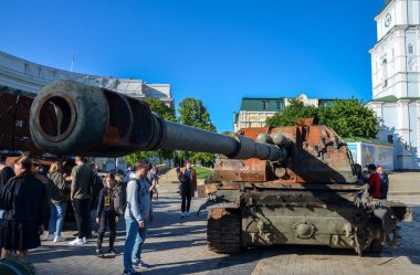 Ukrayna 'nın başkenti Kyiv' deki St. Michael Meydanı 'ndaki bir sergide Rus ordusunun askeri teçhizatını yok etti.