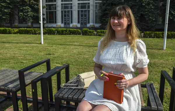 Thoughtful Girl Student Smiling Looking Away While Holding Notepads Thinking — 스톡 사진