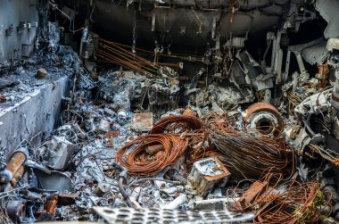 Ukrayna silahlı kuvvetlerinin çarpışmasından sonra imha edilmiş bir Rus BMD-2 savaş aracının motoruna yakın çekim.