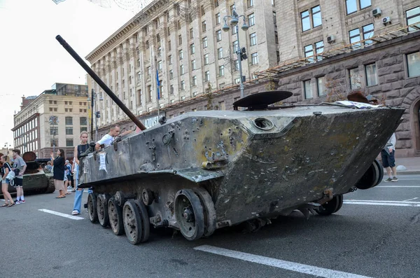 People Walk Kyiv Central Street Khreshchatyk Exhibition Tanks Vehicles Other — стокове фото