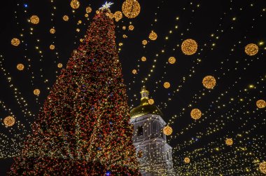 Kyiv 'de kış gecesi Sophia Meydanı' nda Noel ağacı ve ışıklar. Tatil sokak dekorasyonları.