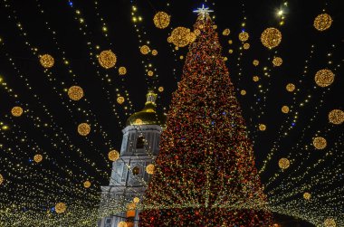 Kyiv 'de kış gecesi Sophia Meydanı' nda Noel ağacı ve ışıklar. Tatil sokak dekorasyonları.