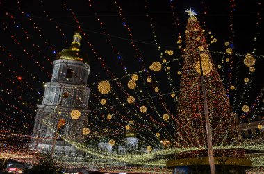 Ukrayna 'nın başkenti Kyiv' deki Sofya Meydanı 'nda ana Yeni Yıl ağacı ve Noel pazarı