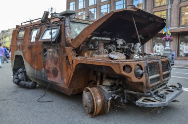 Kyiv 'deki Khreschatyk caddesinde Ukrayna' daki savaş sırasında Rus işgalcilerin zırhlı aracı Tigr-M yok edildi.