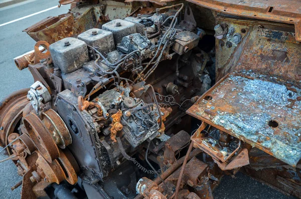Ukrayna silahlı kuvvetlerinin çarpışmasından sonra imha edilmiş bir Rus savaş aracının motoruna yakın çekim